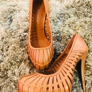 BCBG PUMPS